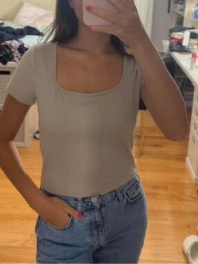 Hollister Women's Scoop Neck Crop Top in Taupe